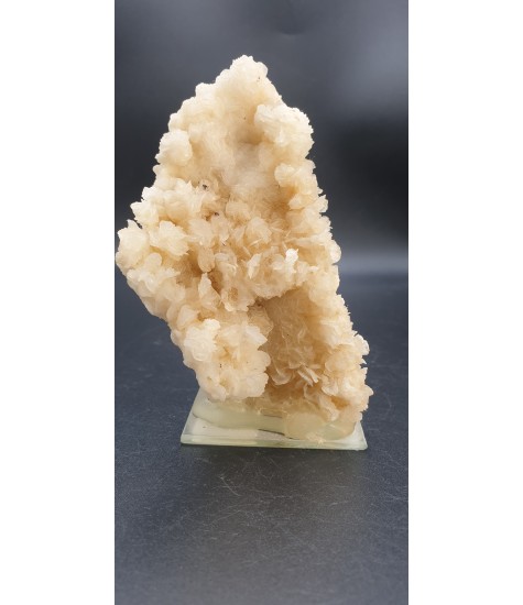 Complex of white Aragonite