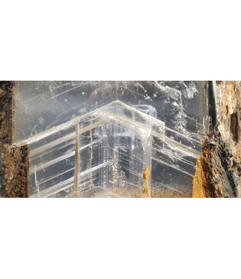 Selenite crystal with Leimonite