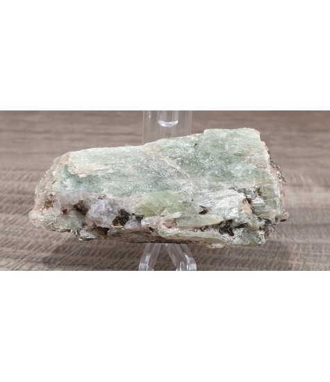 Crystal of green Cyanite