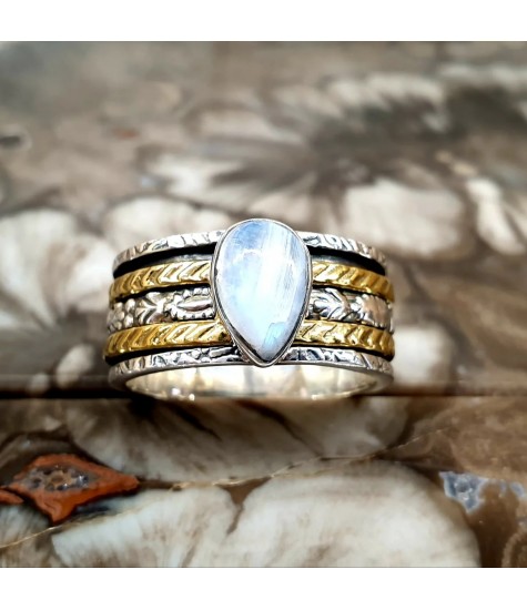 Ασημένιο 925 δαχτυλίδι με κινούμενους δακτύλιους στη μέση και λίθο Φεγγαρόπετρας.