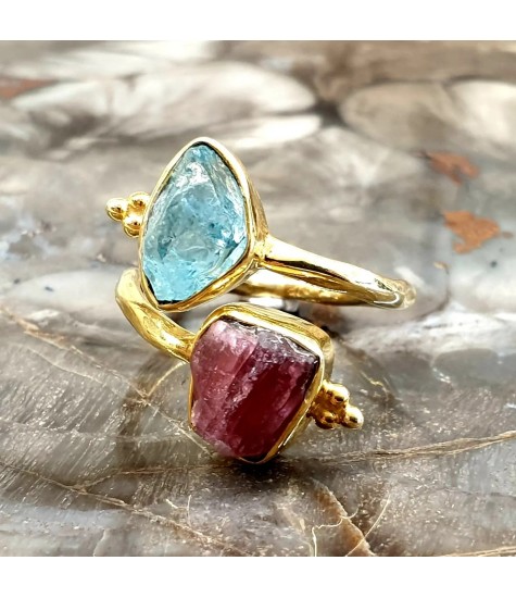 Ασημένιο 925 και επιχρυσωμένο με 18k ανοιγόμενο δαχτυλίδι με ακατέργαστους αυθεντικούς λίθους Ακουαμαρίνας και Ρουμπίνιου.