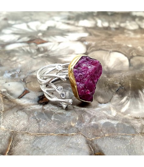 Χειροποίητο ανοιγόμενο δαχτυλίδι σε ασήμι και επιχρυσωμένο με 18k ασήμι με ακατέργαστο Ρουμπίνι.