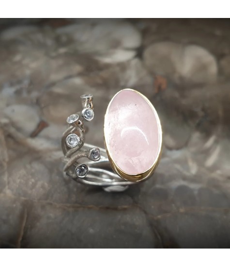 Χειροποίητο ανοιγόμενο δαχτυλίδι σε ασήμι 925 και επιχρυσωμένο με 18k ασήμι με αυθεντικό λίθο Μοργκανίτη.