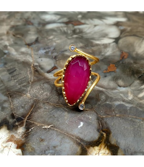 Χειροποίητο ανοιγόμενο δαχτυλίδι από επιχρυσωμένο με 18k ασήμι και Ρουμπίνι.