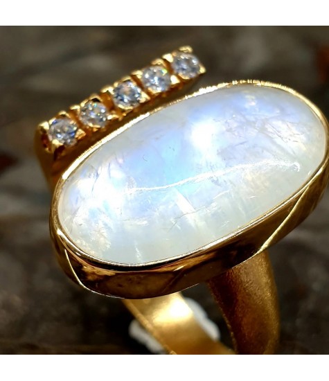 Χειροποίητο  δαχτυλίδι από επιχρυσωμένο με 18k ασήμι και Φεγγαρόπετρα.