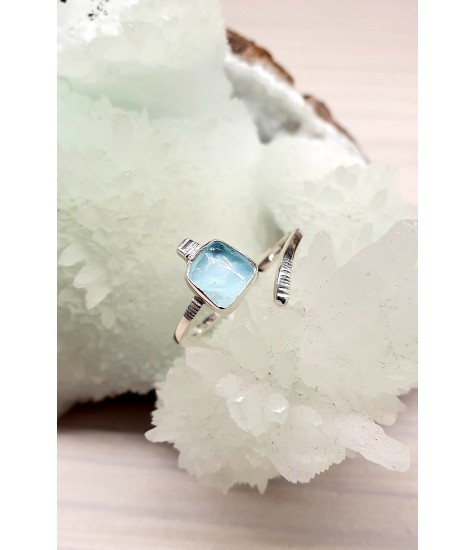 Χειροποίητο ανοιγόμενο δαχτυλίδι από ασήμι 925 και λίθο Aqua Quartz.