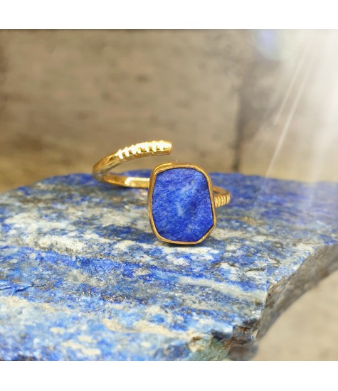 Χειροποίητο ανοιγόμενο δαχτυλίδι από επιχρυσωμένο με 18κ Ασήμι 925 και ακατέργαστο λίθο Λάπις Λάζουλι.
