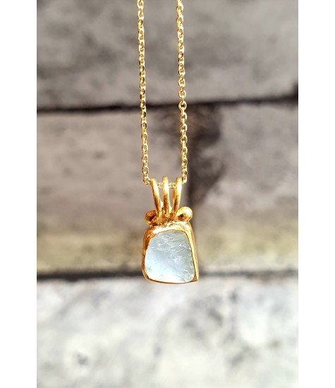 Χειροποίητο μενταγιόν από επιχρυσωμένο με 18k ασήμι και λίθο Aqua Quartz.