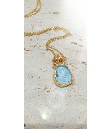 Χειροποίητο μενταγιόν από επιχρυσωμένο με 18κ Ασήμι 925 και λίγο Blue Topaz.