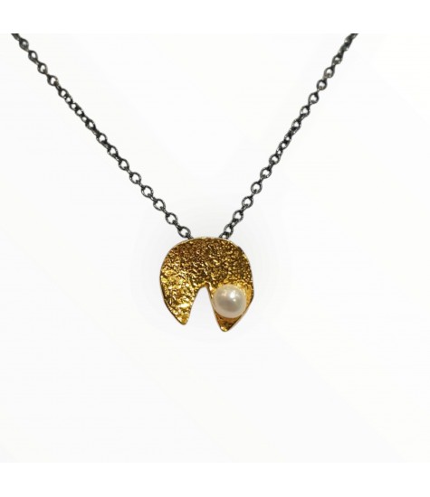 Χειροποίητο ασημένιο μενταγιόν με μαργαριτάρι και επίχρυσο οργανικό σχέδιο.