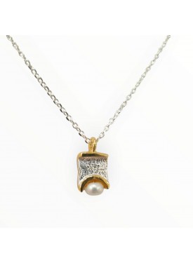 Χειροποίητο ασημένιο μενταγιόν με μαργαριτάρι και επίχρυσες λεπτομέρειες.