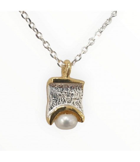 Χειροποίητο ασημένιο μενταγιόν με μαργαριτάρι και επίχρυσες λεπτομέρειες.