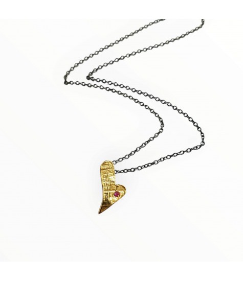 Χειροποίητο ασύμμετρο μενταγιόν καρδιά με κόκκινο Ζιργκόν σε ασήμι και επιχρύσωση.