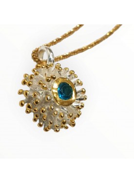 Ασημένιο Μενταγιόν με Sky Topaz σε Σχέδιο Αχινoύ με Επίχρυσες Λεπτομέρειες