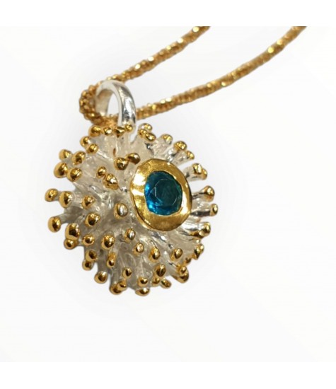 Ασημένιο Μενταγιόν με Sky Topaz σε Σχέδιο Αχινoύ με Επίχρυσες Λεπτομέρειες