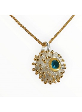 Ασημένιο Μενταγιόν με Sky Topaz σε Σχέδιο Αχινoύ με Επίχρυσες Λεπτομέρειες