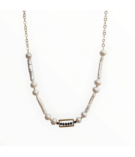 Ασημένιο επιχρυσωμένο κολιέ με μαργαριτάρια και σπινέλιο.