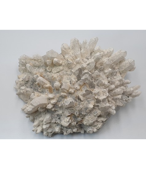 Quartz complex with aluminate minerals